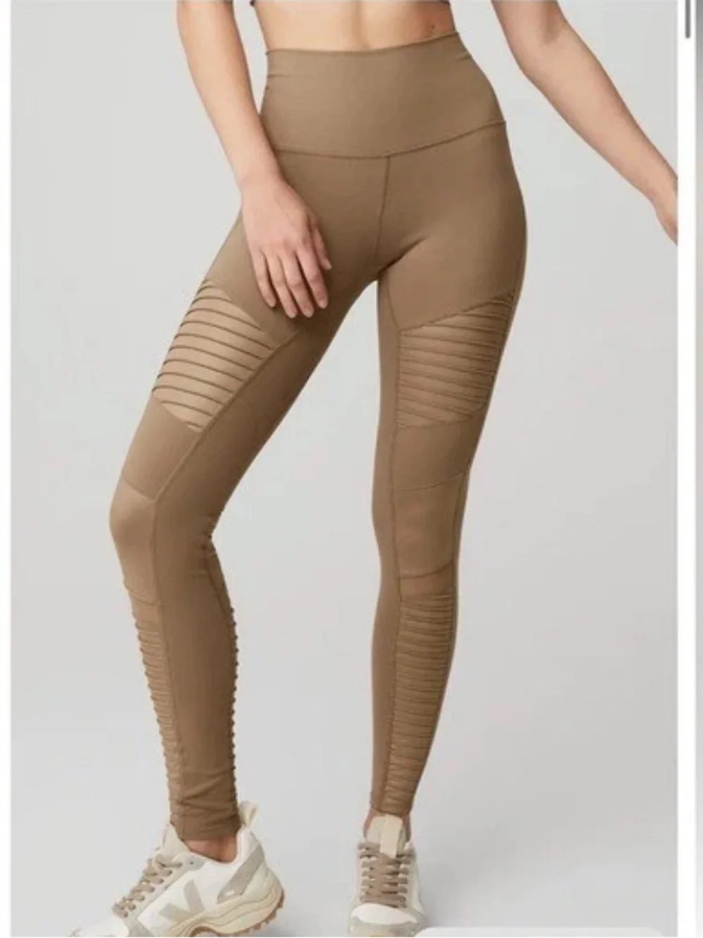 ALO Yoga Moto Gravel Glossy High-Waist Leggings - Taupe